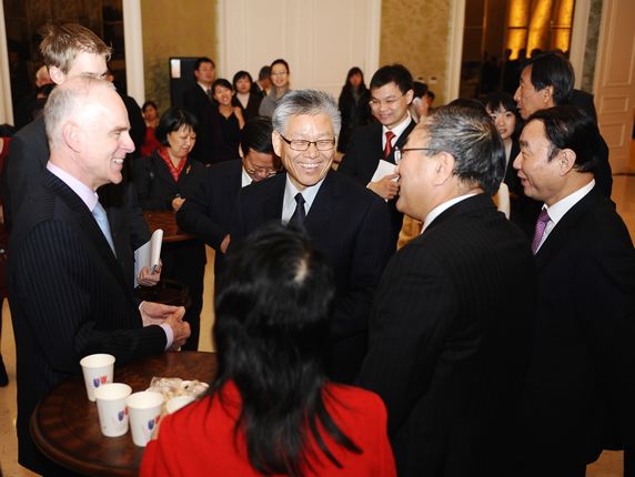 外交部副部长谢杭生、荷兰驻华大使贾高博与现场来宾热烈交谈