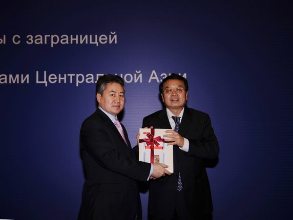 外交部副部长程国平向吉尔吉斯斯坦大使库鲁巴耶夫赠送中吉重要文件汇编、纪念画册和纪念邮封