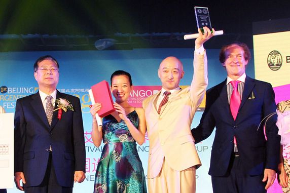 谢元副会长（左一）、阿根廷驻华大使（右一）与冠军（左二、右二）合影