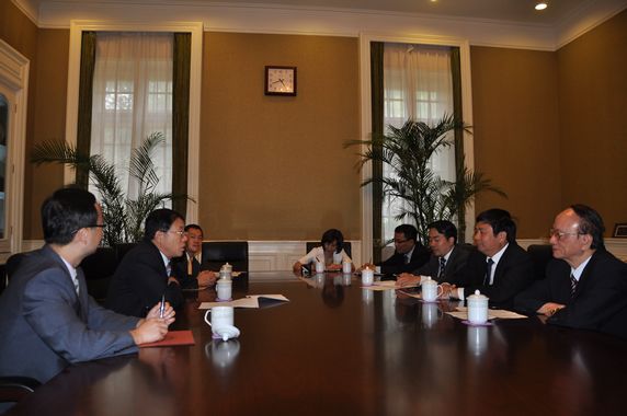 与冯佐库副会长工作会谈
