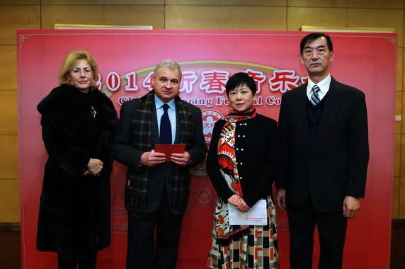 李小林会长、李建平会长与俄罗斯大使夫妇在剧场前厅合影