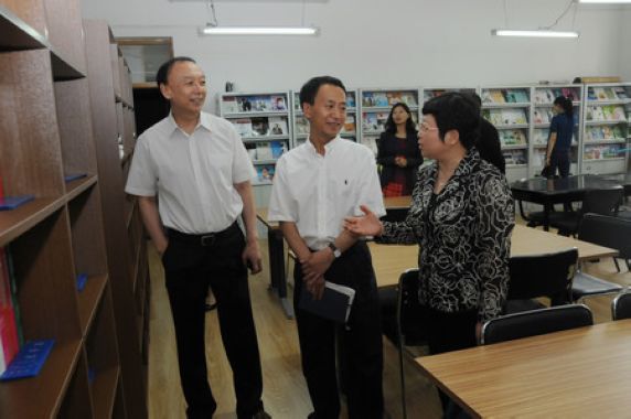 参观验收大都会金融图书室