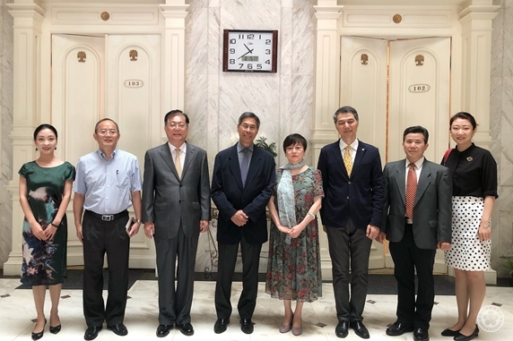 李小林会长、谢元副会长与贝礼中先生（左四）、刘玉龙副院长（右三）一行合影
