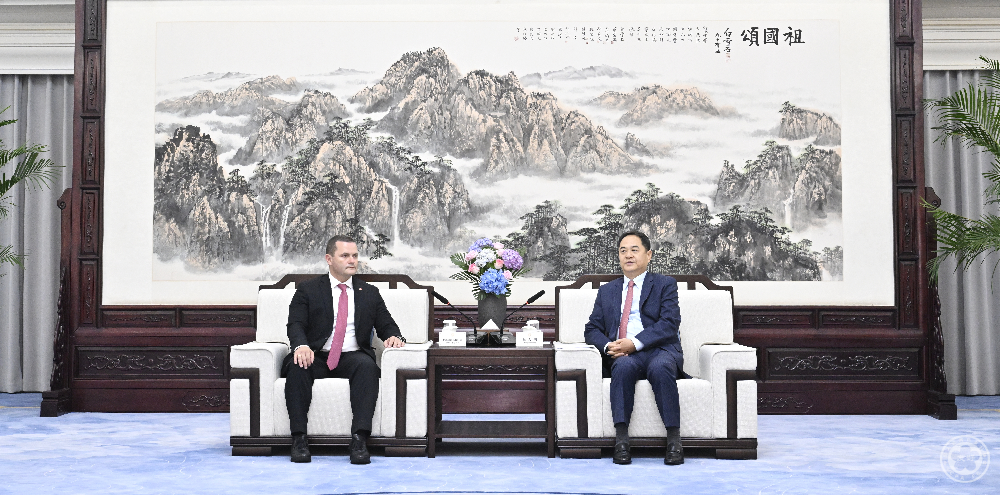  杨万明会长会见保加利亚地方政府高级官员代表团